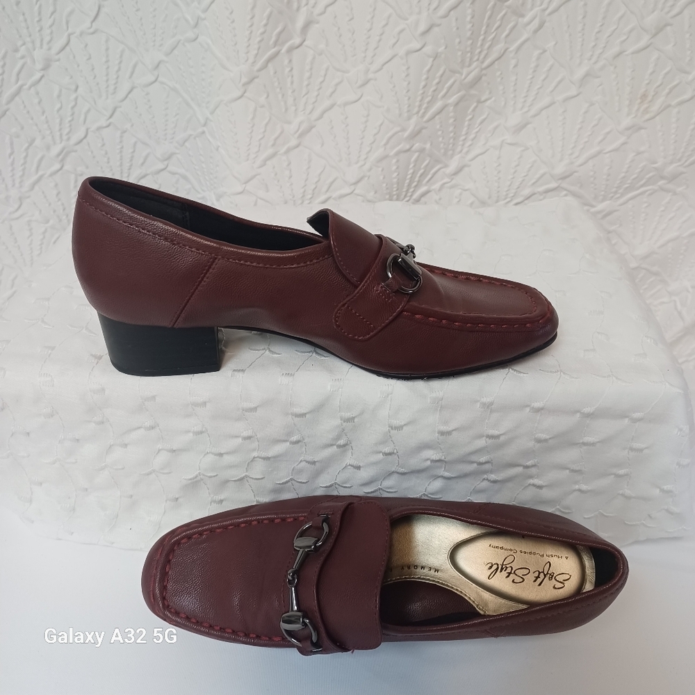 SOFT STYLE Hush Puppies Size 6.5 Maroon Leather Loafers with Buckle